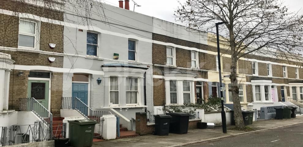 			LET , 4 Bedroom, 1 bath, 1 reception House			 Medwin Street, Clapham North / Brixton
